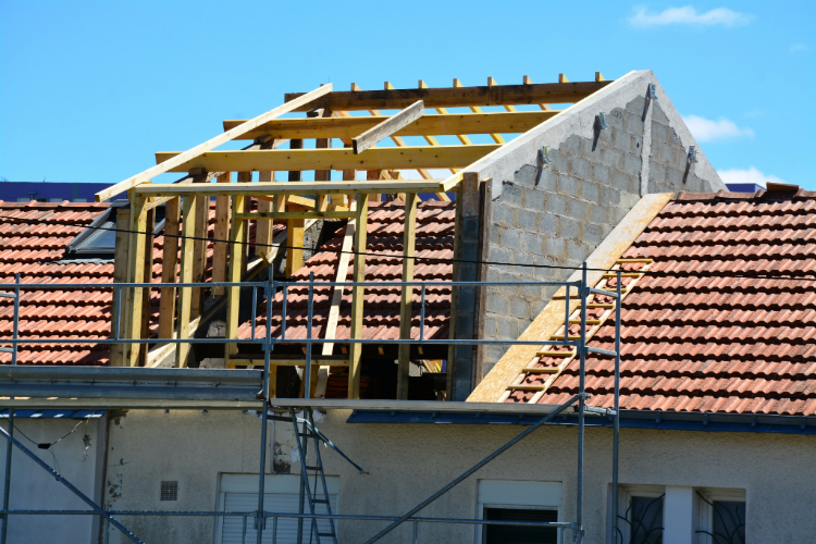 Comment planifier une surélévation de maison : étapes et coûts