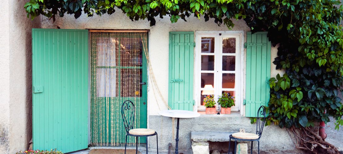 Façade de maison en blanc ivoire