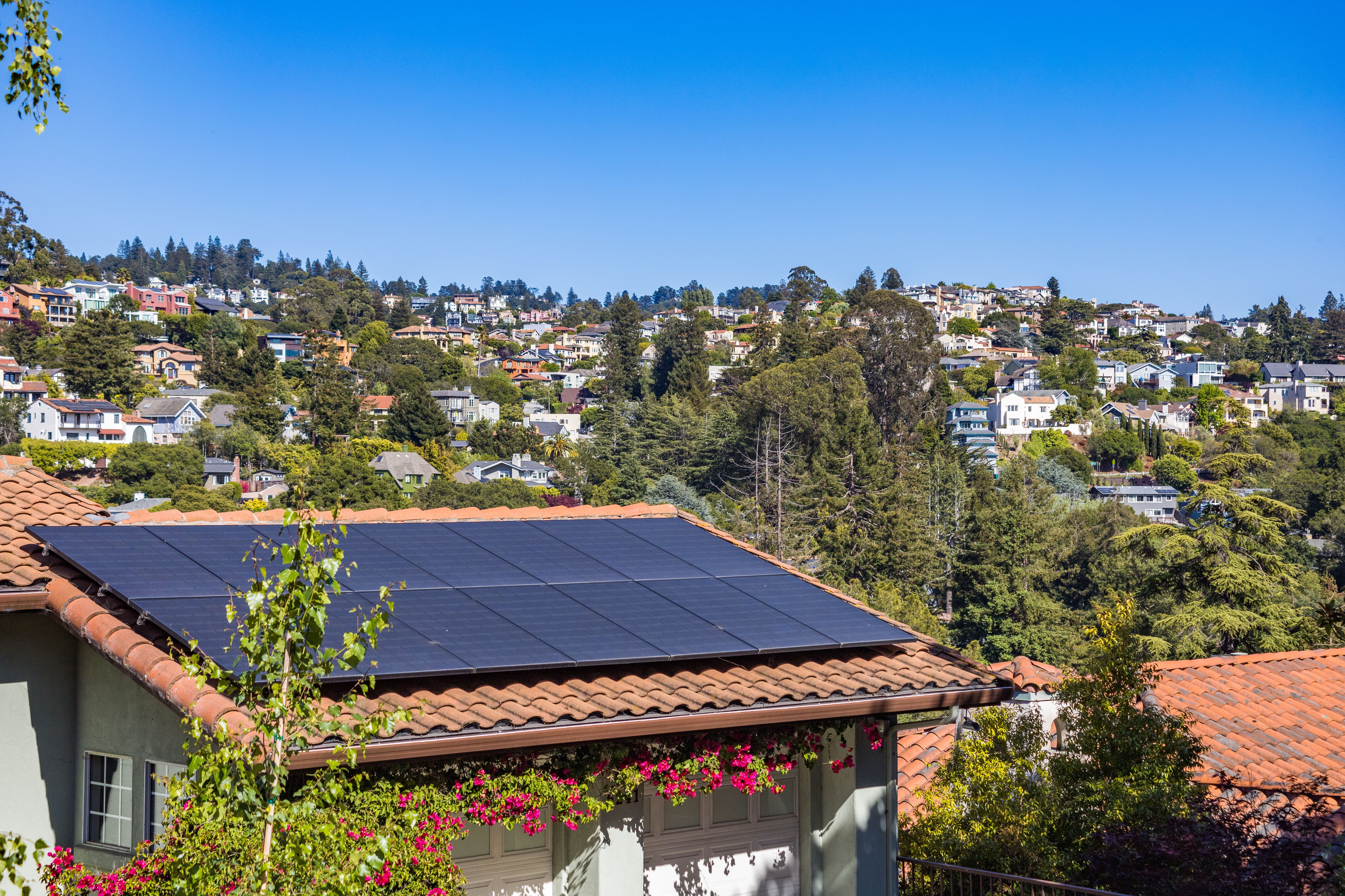 Panneaux solaires 2026 : prix, aides et installateur RGE.