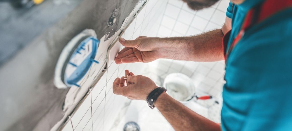 Le carreleur professionnel réalise les joints