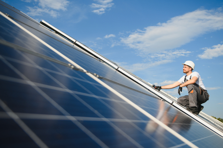 Peut-on installer des panneaux solaires sans autorisation en 2025 ?